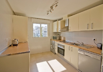 Large, well equipped kitchen